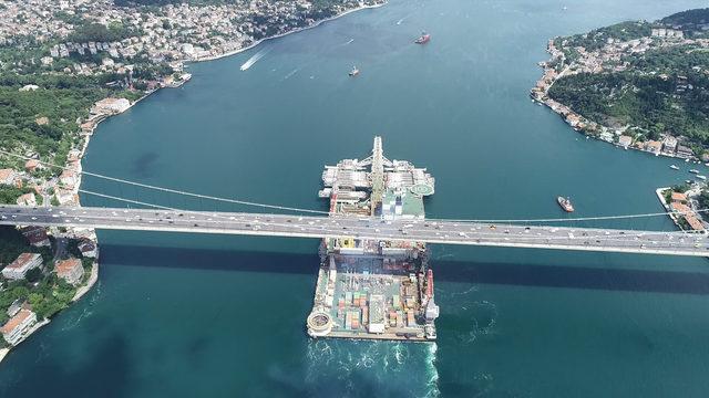 Havadan fotoğraflarla dev geminin FSM köprüsü altından geçişi