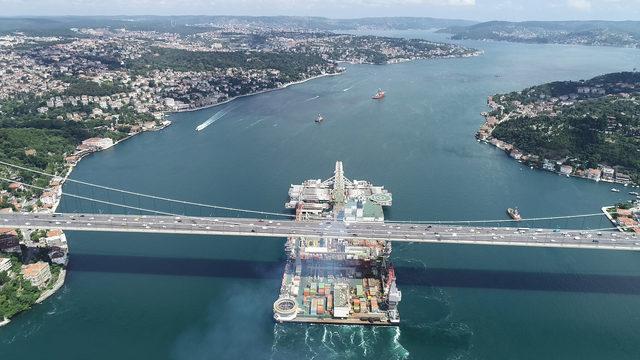 Havadan fotoğraflarla dev geminin FSM köprüsü altından geçişi
