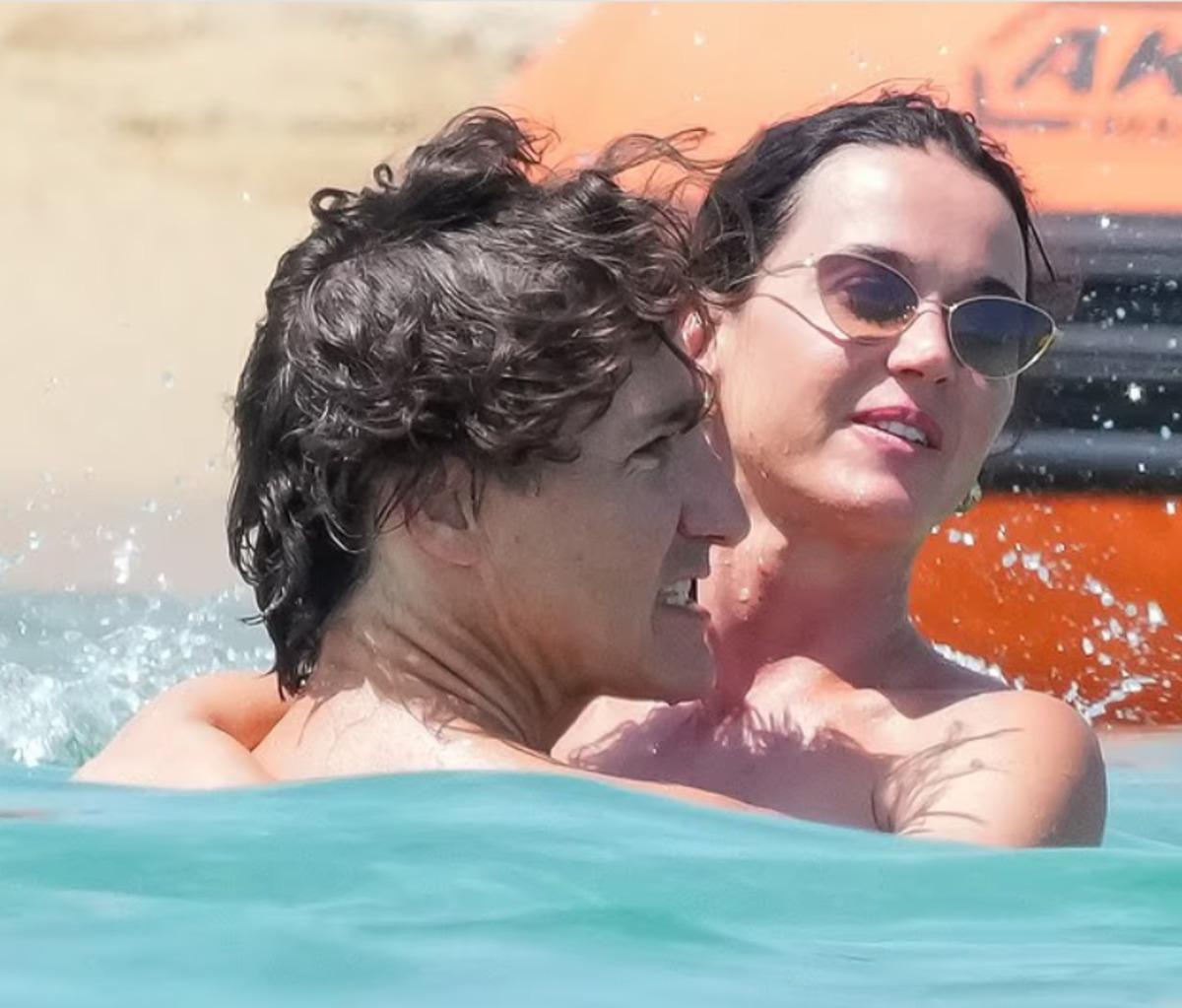 Katy Perry ve Justin Trudeau plajda aşka geldi! 2