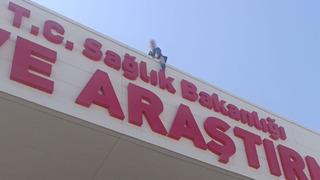 İntihara kalkışan şahsı Karpuz keselim gel diyerek ikna ettiler
