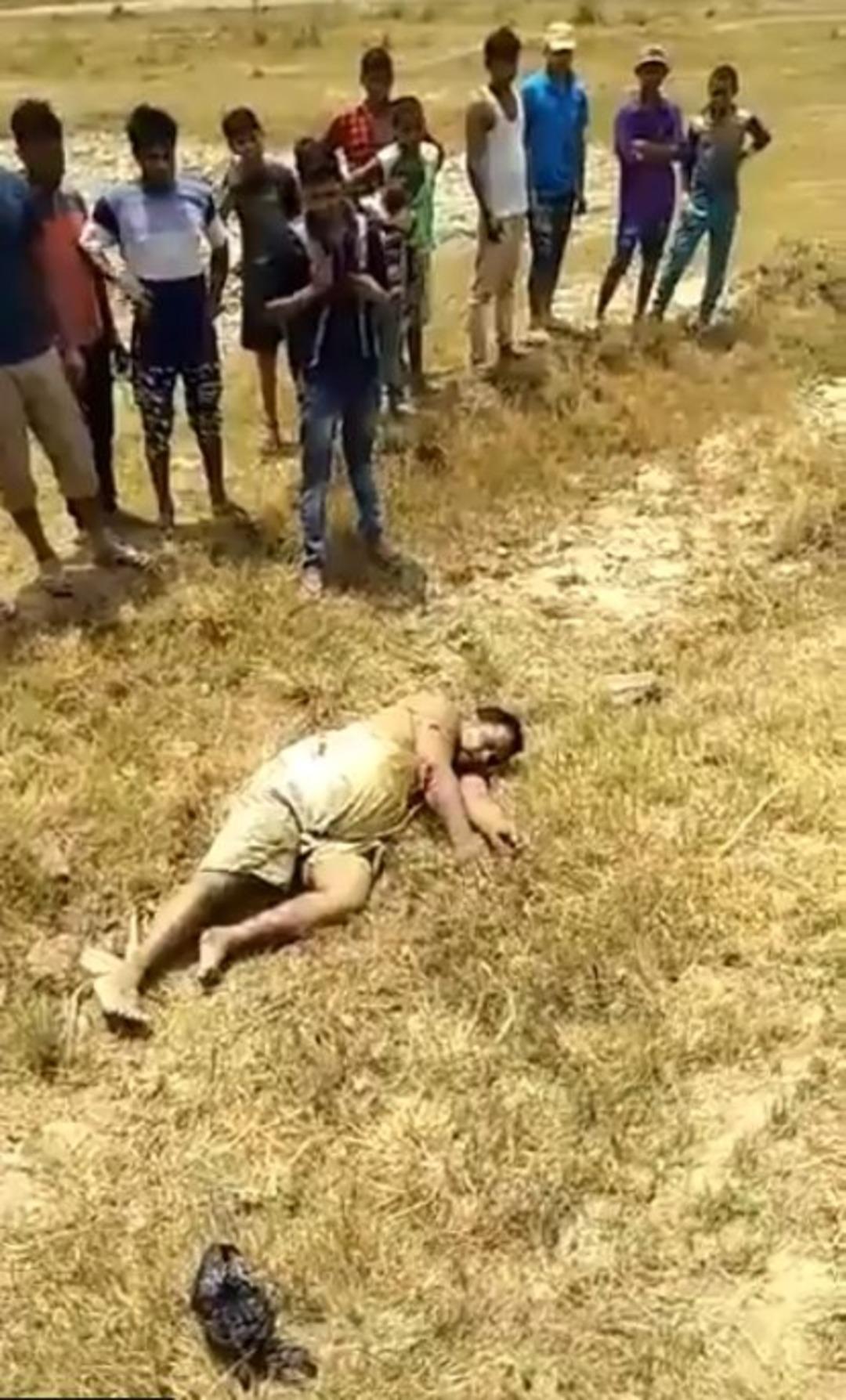  İnek kestiği iddia edilen iki m&uuml;sl&uuml;manı lin&ccedil; ettiler