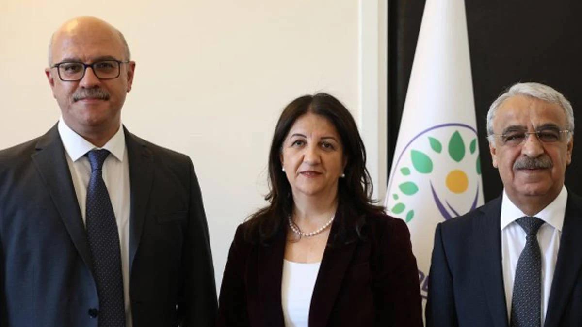 İmralı heyeti duyurdu! &Ouml;calan dan &ccedil;er&ccedil;eve yasa a&ccedil;ıklaması: "Tarihsel bir sorunu &ccedil;&ouml;zmek i&ccedil;in yola &ccedil;ıkıyoruz" 1