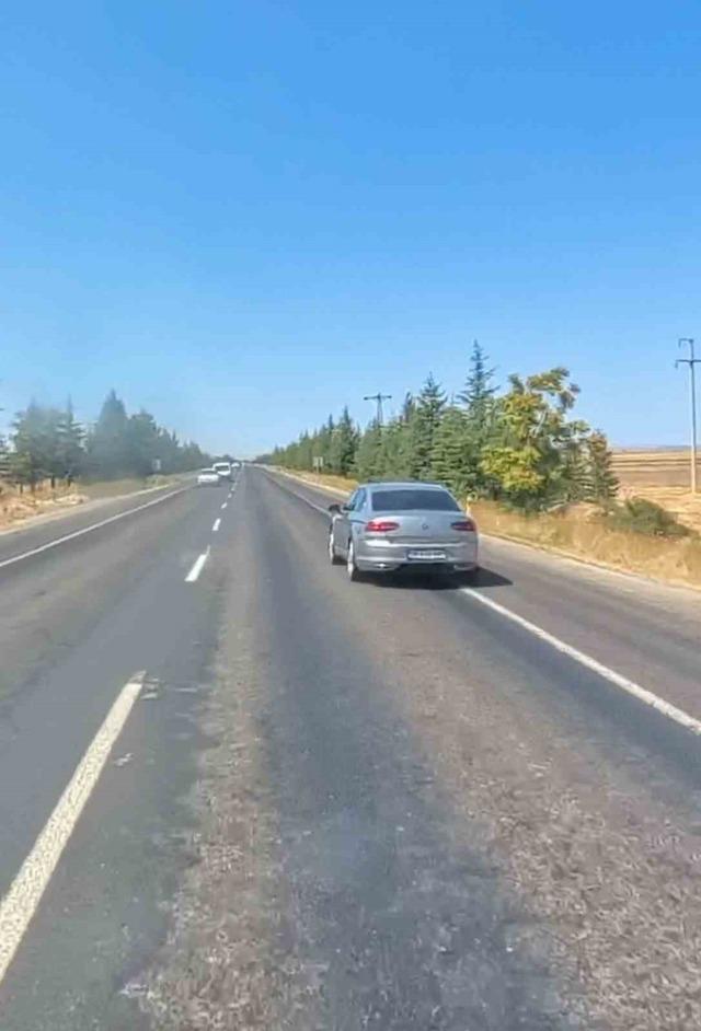 Otomobilin motosikleti sağından tehlikeli ge&ccedil;işi kask kamerasına yansıdı 1