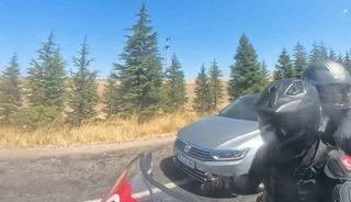 Otomobilin motosikleti sağından tehlikeli ge&ccedil;işi kask kamerasına yansıdı
