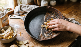 Paslı tava ve tencereleri &ccedil;&ouml;pe atmadan &ouml;nce bunu deneyin!