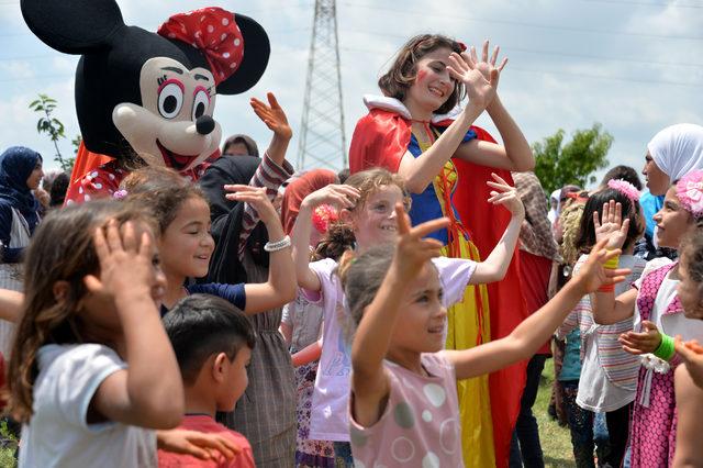 Suriyeli sığınmacı çocukların midilli keyfi 3