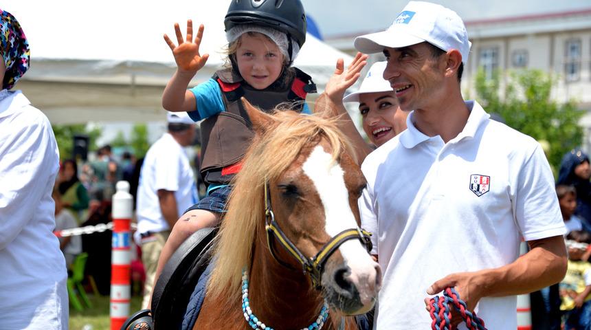 Suriyeli sığınmacı &ccedil;ocukların midilli keyfi