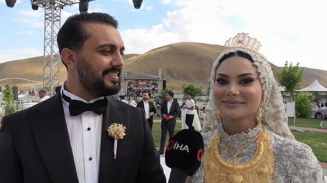 Van'da paraların havada uçuştuğu düğün: Kilolarca altın takıldı