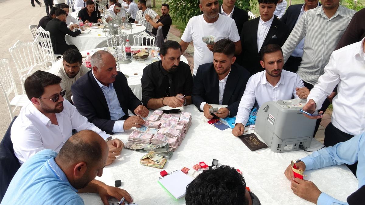 Van da paraların havada uçuştuğu düğün: Kilolarca altın takıldı 2