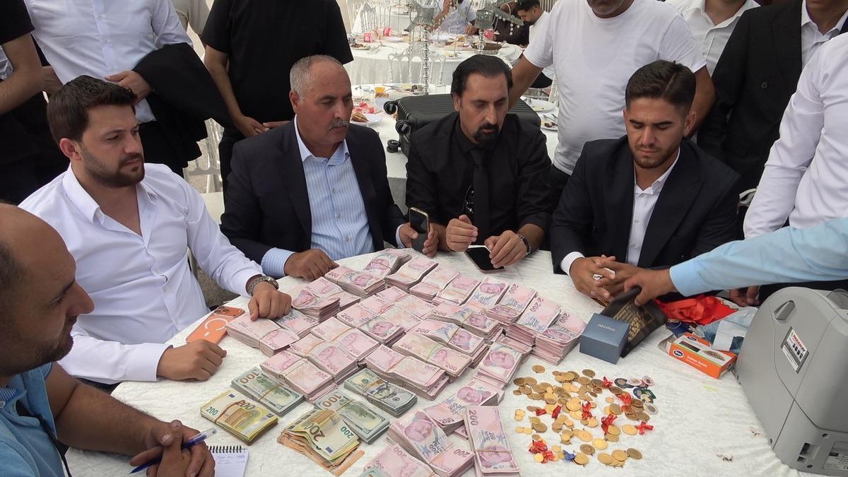 Van da paraların havada uçuştuğu düğün: Kilolarca altın takıldı 1