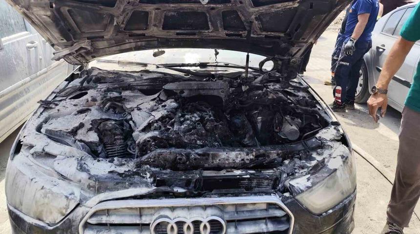 Van&rsquo;da park halindeki otomobilin motoru yandı