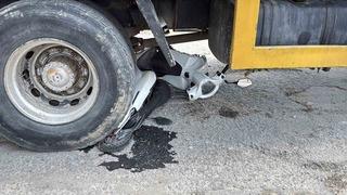 Motosiklet vincin altında kaldı, sürücü son anda kurtuldu