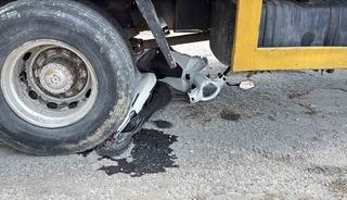 Motosiklet vincin altında kaldı, s&uuml;r&uuml;c&uuml; son anda kurtuldu
