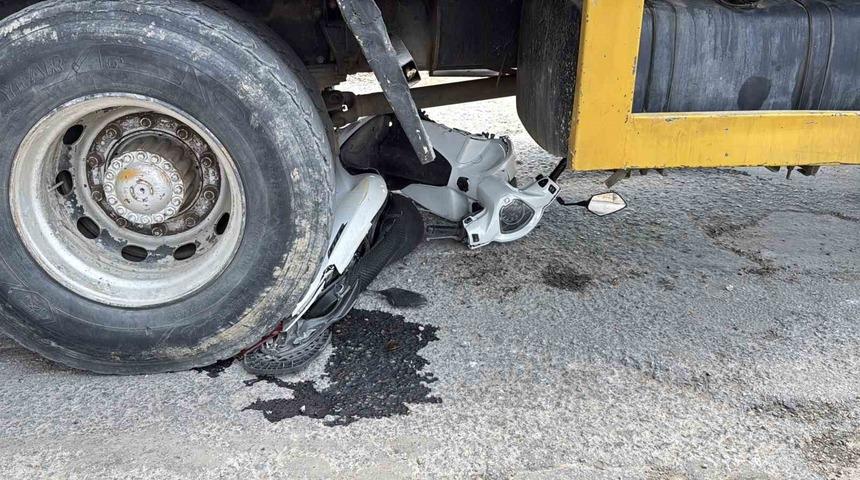 Motosiklet vincin altında kaldı, s&uuml;r&uuml;c&uuml; son anda kurtuldu