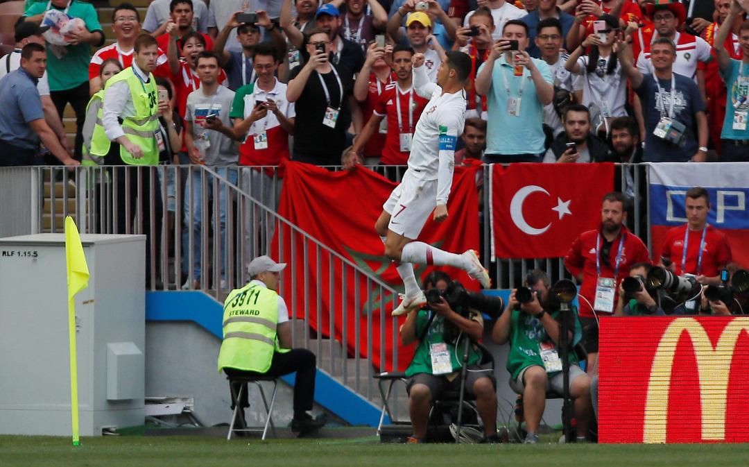 Portekiz-Fas ma&ccedil;ında T&uuml;rk bayrağı dikkat &ccedil;ekti!