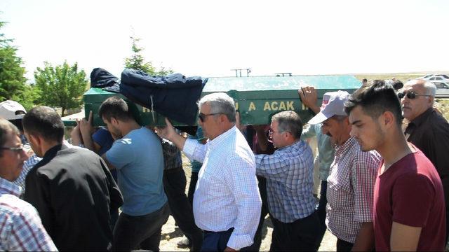 Yıldırım düşmesi sonucu ölen Cemil, toprağa verildi