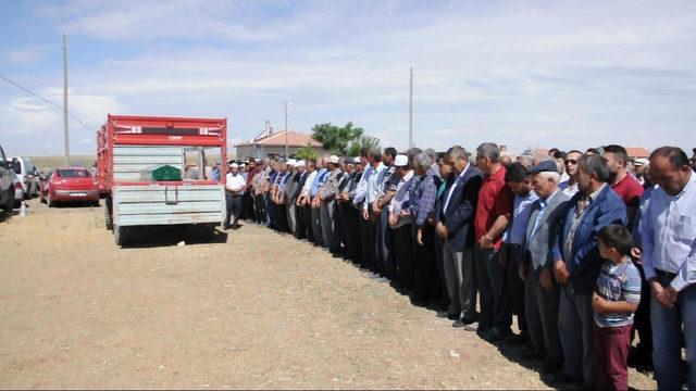 Yıldırım düşmesi sonucu ölen Cemil, toprağa verildi