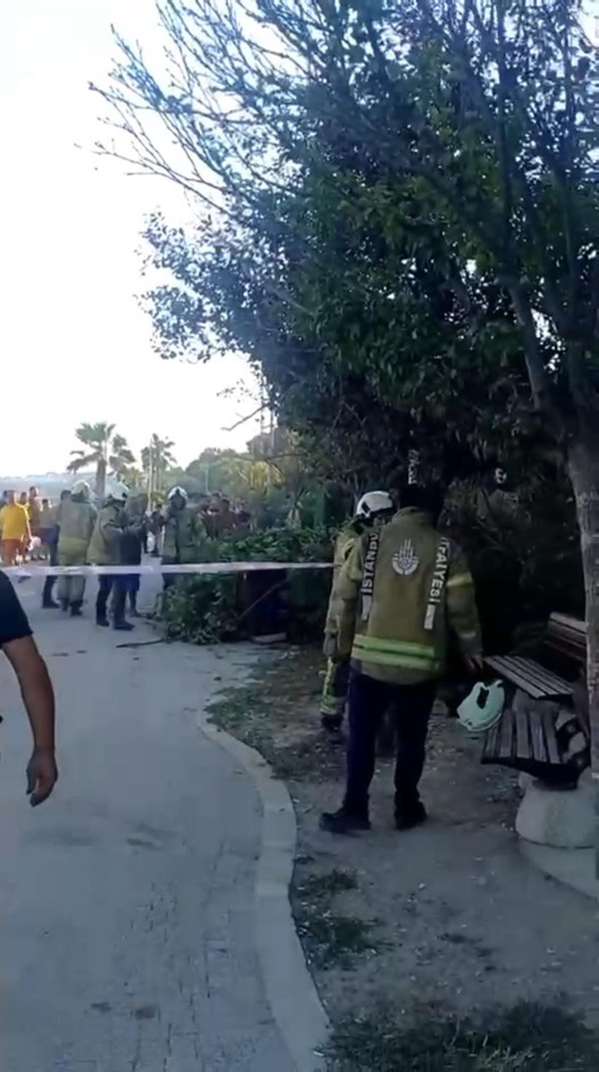 Büyükçekmece sahilinde toprak kayması! Çok sayıda ekip sevk edildi 5