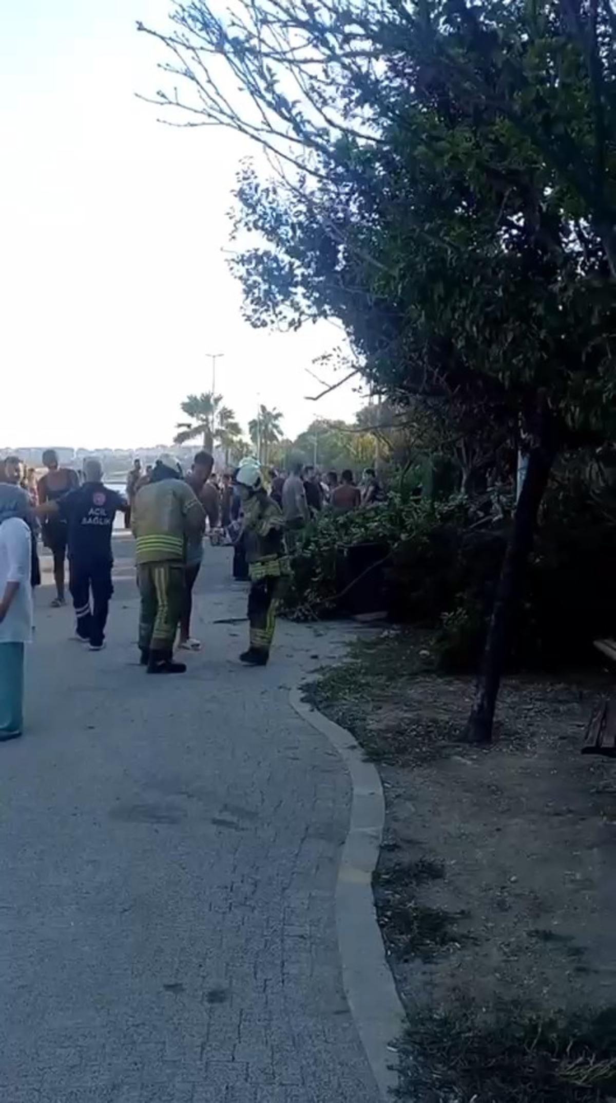 Büyükçekmece sahilinde toprak kayması! Çok sayıda ekip sevk edildi 4