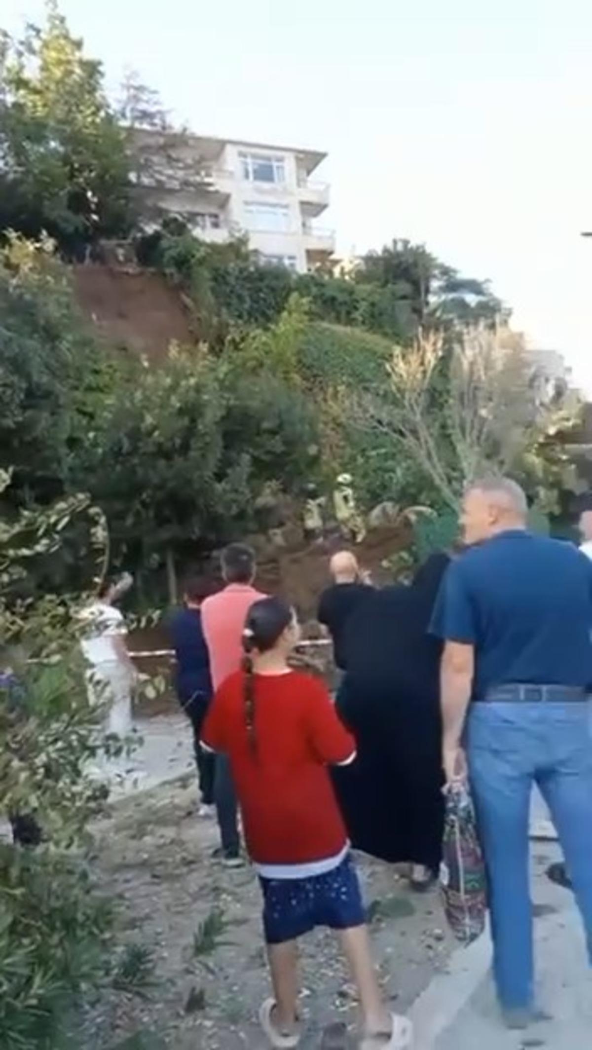 Büyükçekmece sahilinde toprak kayması! Çok sayıda ekip sevk edildi 1