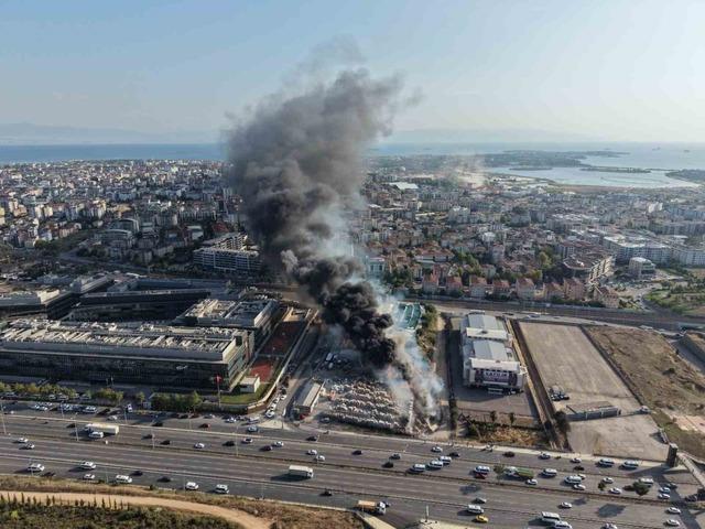 Tuzla&rsquo;da otluk alanda &ccedil;ıkan yangın teknelere sı&ccedil;radı: Alevler dron ile g&ouml;r&uuml;nt&uuml;lendi 2