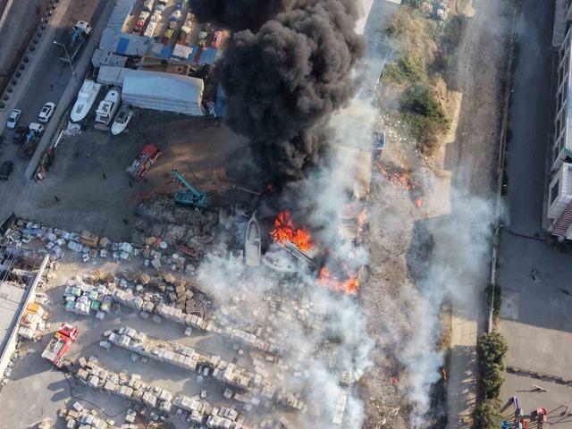 Tuzla&rsquo;da otluk alanda &ccedil;ıkan yangın teknelere sı&ccedil;radı: Alevler dron ile g&ouml;r&uuml;nt&uuml;lendi 1