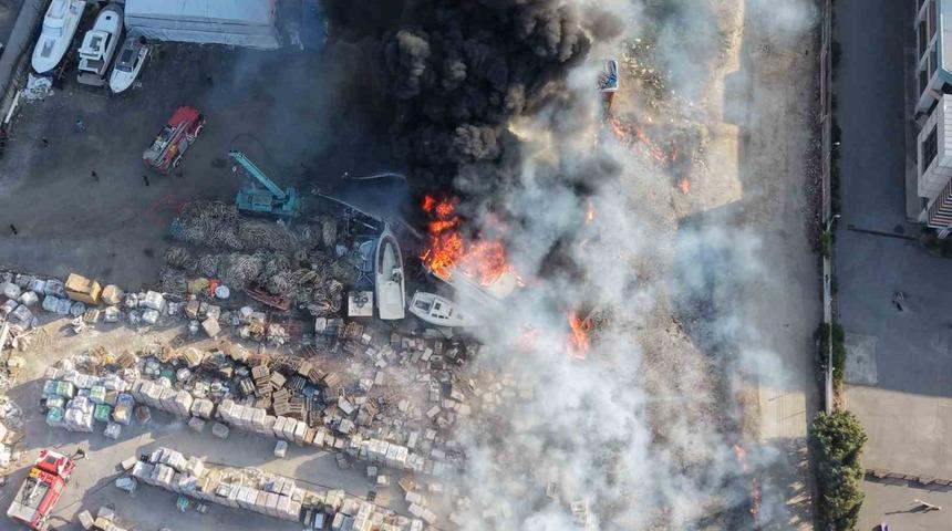 Tuzla&rsquo;da otluk alanda &ccedil;ıkan yangın teknelere sı&ccedil;radı: Alevler dron ile g&ouml;r&uuml;nt&uuml;lendi