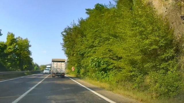 Otomobil kamyonla kafa kafaya çarpışmaktan son anda kurtuldu