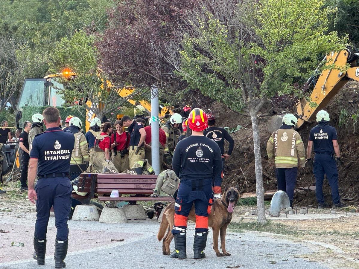 Büyükçekmece sahilinde toprak kayması! Çok sayıda ekip sevk edildi 3