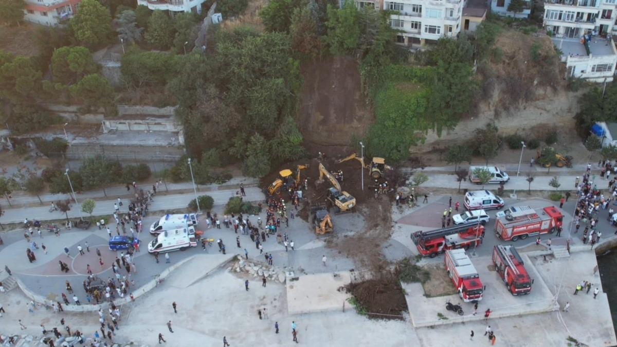 Büyükçekmece sahilinde toprak kayması! Çok sayıda ekip sevk edildi 2