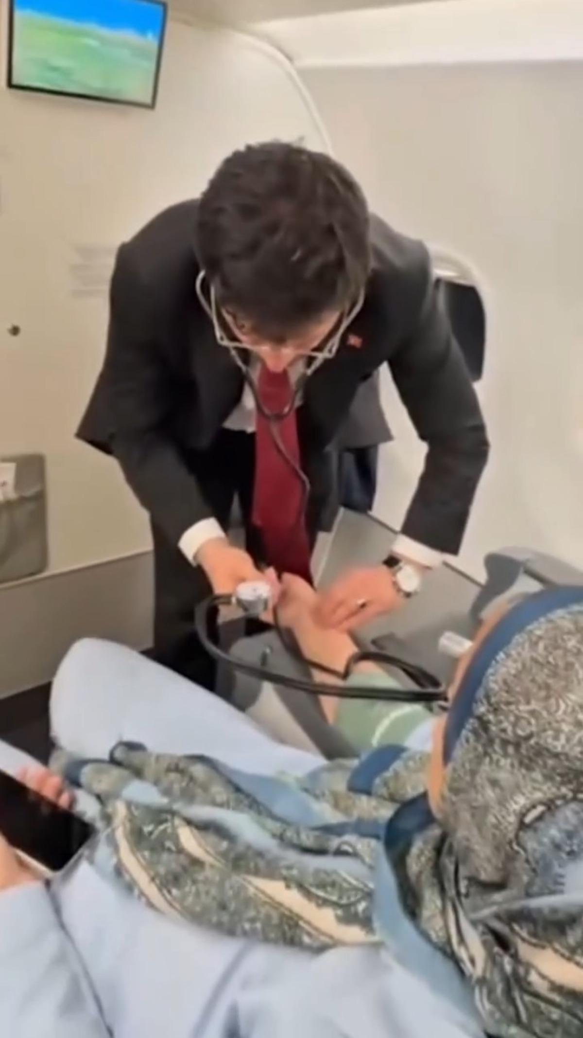 Bakan Memişoğlu, u&ccedil;akta rahatsızlanan yolcuya m&uuml;dahale etti 2