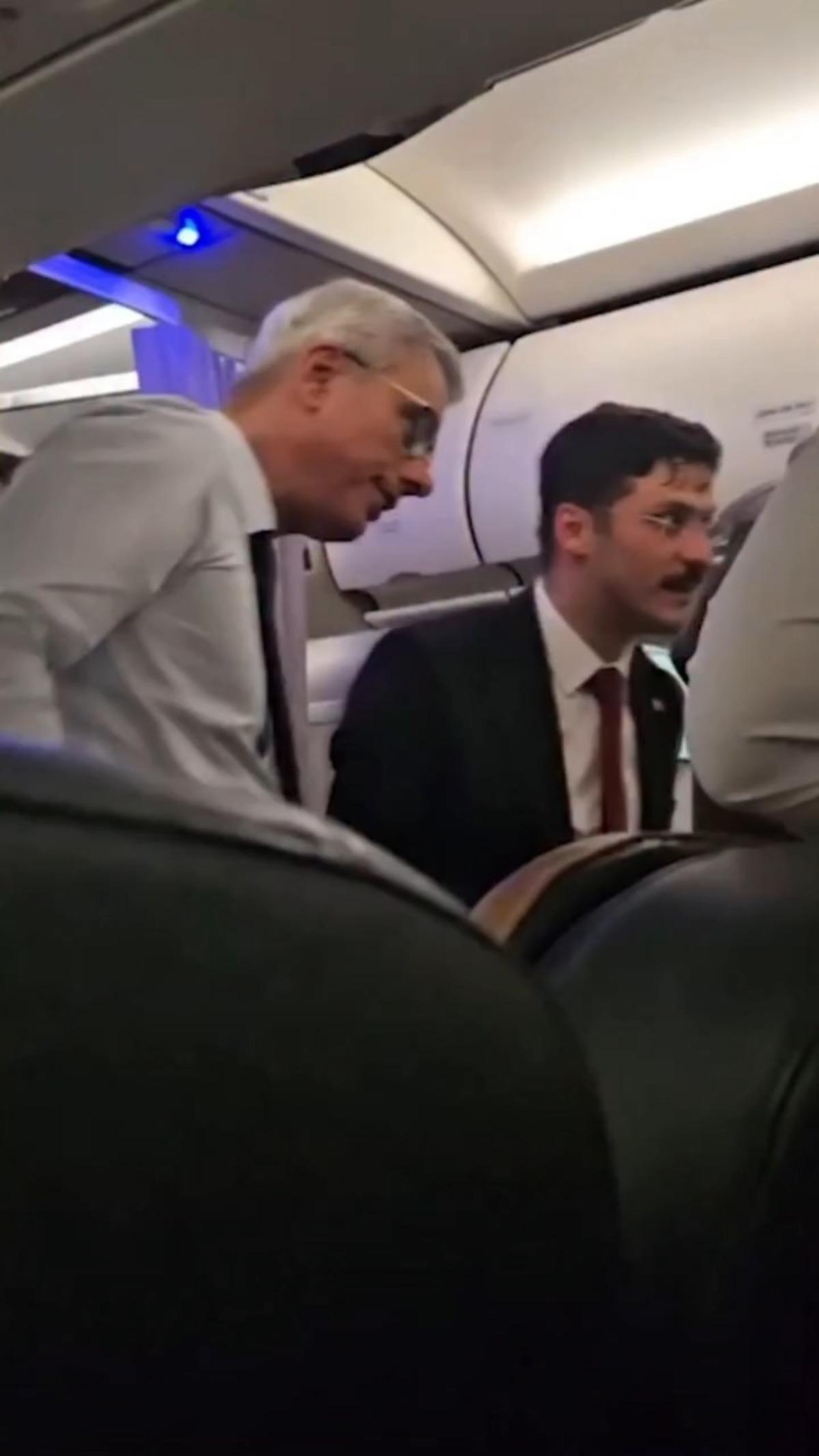 Bakan Memişoğlu, u&ccedil;akta rahatsızlanan yolcuya m&uuml;dahale etti 3