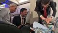 Bakan Memi�o�lu, u�akta rahats�zlanan yolcuya m�dahale etti