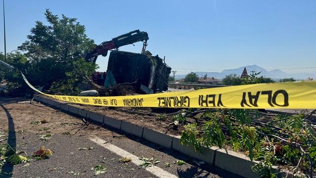 Kayseri de yolcu otob&uuml;s&uuml; devrildi: 20 yaralı 4