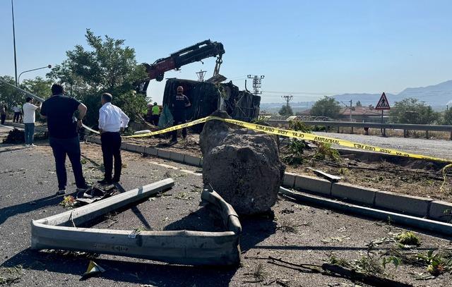 Kayseri de yolcu otob&uuml;s&uuml; devrildi: 20 yaralı 3