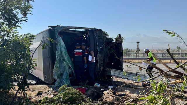 Kayseri de yolcu otob&uuml;s&uuml; devrildi: 20 yaralı 2