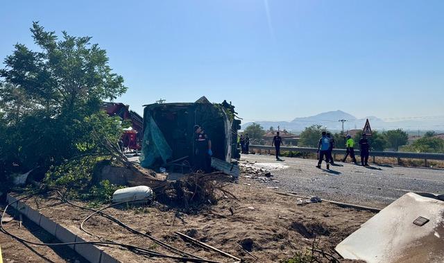 Kayseri de yolcu otob&uuml;s&uuml; devrildi: 20 yaralı 1