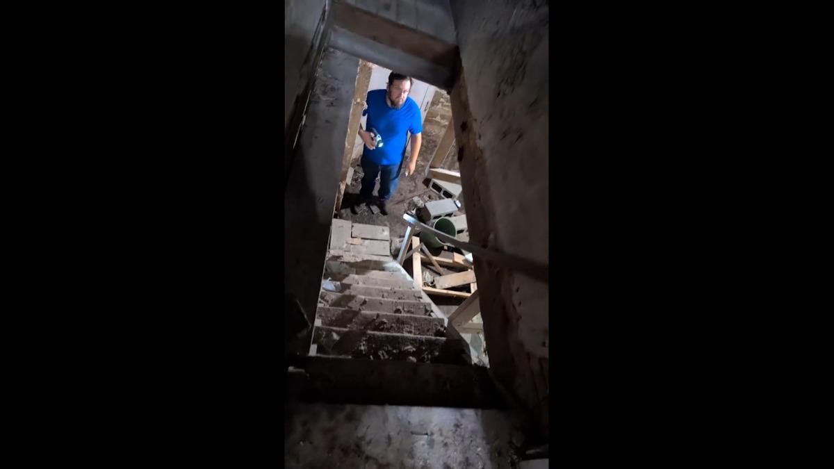 Amcasının aldığı evi gezerken gizli kapıyı fark etti! Altından çıkan gündem oldu 1