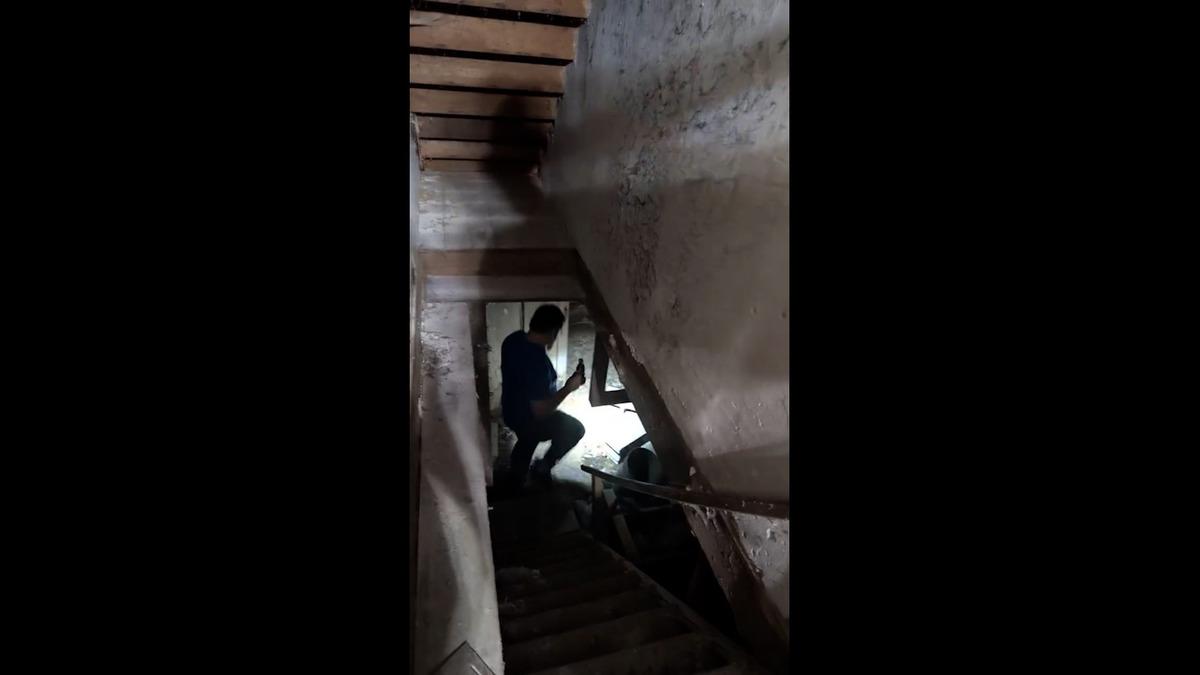Amcasının aldığı evi gezerken gizli kapıyı fark etti! Altından çıkan gündem oldu 2