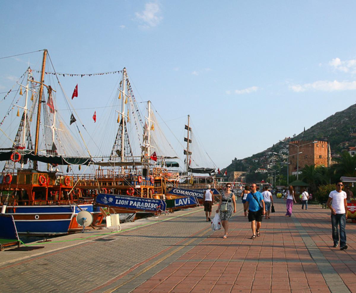 Antalya yı resmen sahiplendiler! Her 4 turistten 1 i oradan geldi 4