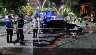 Batman&rsquo;da kontrolden &ccedil;ıkan otomobil aydınlatma direğine &ccedil;arptı