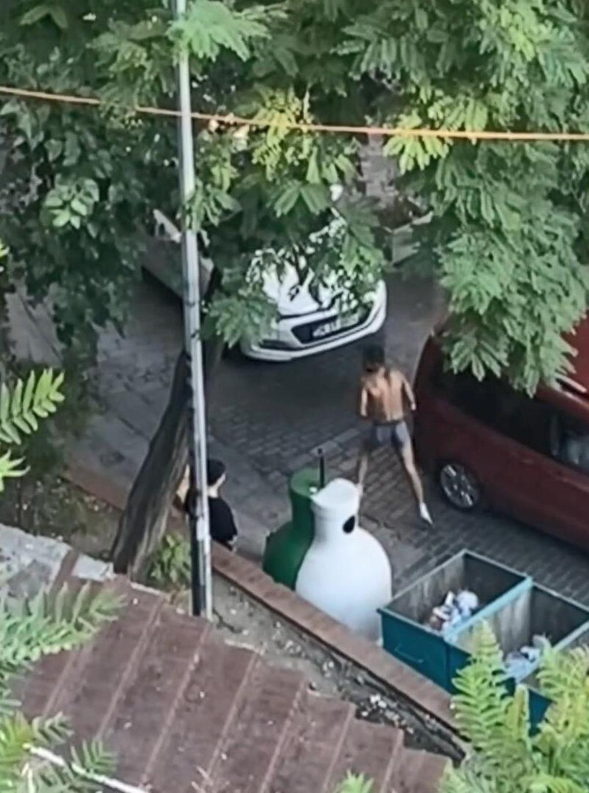 Beyoğlu nda yarı çıplak şahıs ortalığı birbirine kattı! Vatandaşlar tarafından böyle darbedildi 8