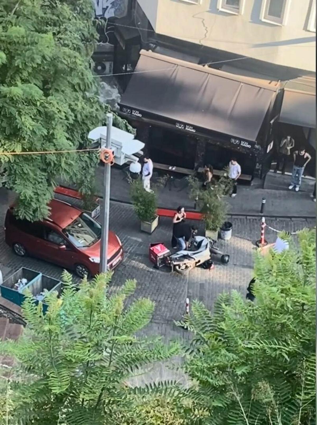 Beyoğlu nda yarı çıplak şahıs ortalığı birbirine kattı! Vatandaşlar tarafından böyle darbedildi 7