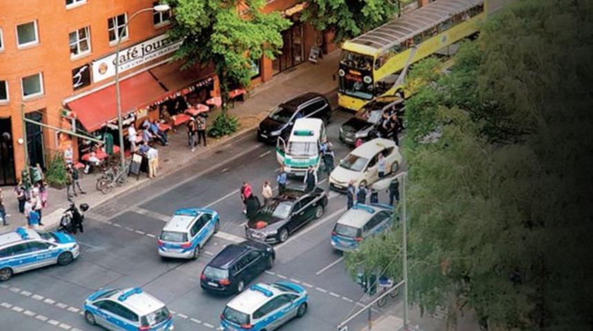 Alman polisi T&uuml;rklerin d&uuml;ğ&uuml;n konvoyunu durdurdu