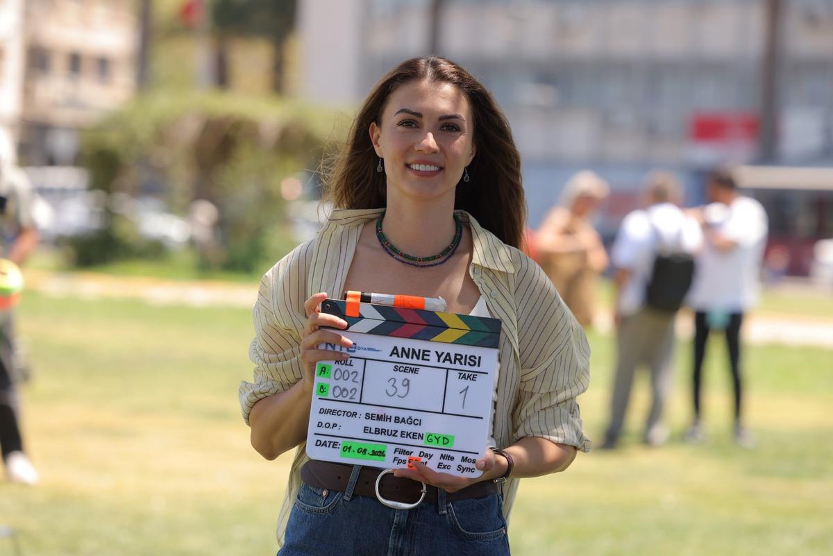 Burcu Özberk geri döndü! "Anne Yarısı"ndan ilk set kareleri olay oldu: "Bu ikili sezonu sallayacak" 2