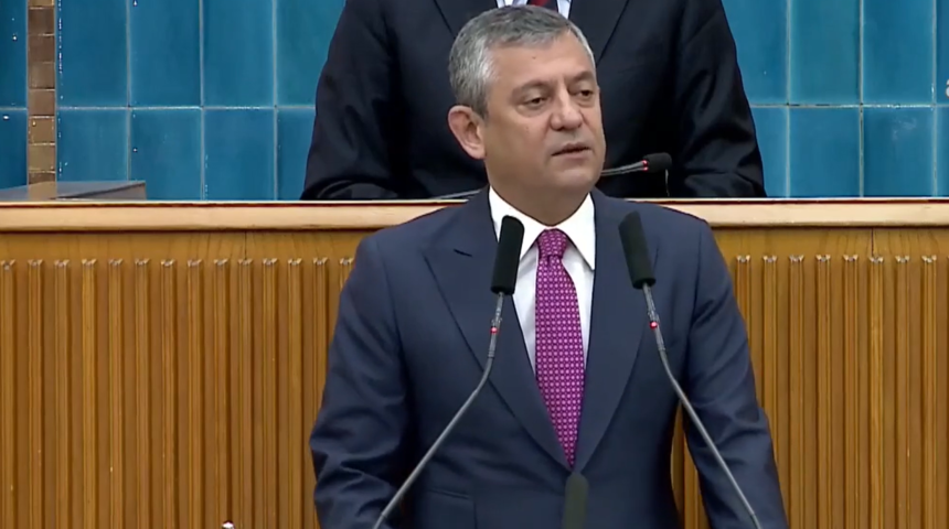 Son dakika | &Ouml;zg&uuml;r &Ouml;zel ilk kez Yeni Parti grup k&uuml;rs&uuml;s&uuml;nde: "İktidar olmak i&ccedil;in kurduk"