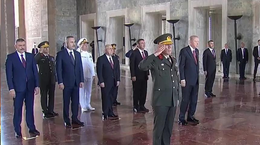 Cumhurbaşkanı Erdoğan, YAŞ &uuml;yeleri ile Anıtkabir'i ziyaret etti
