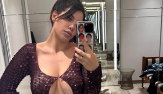 Tatilde g&ouml;r&uuml;nt&uuml;lendi! Ger&ccedil;ek bikinili hali dile d&uuml;şt&uuml;