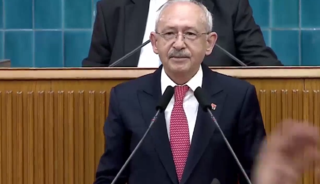 Yıllar sonra k&uuml;rs&uuml;ye &ccedil;ıktı, &uuml;zerine g&uuml;l yaprakları atıldı