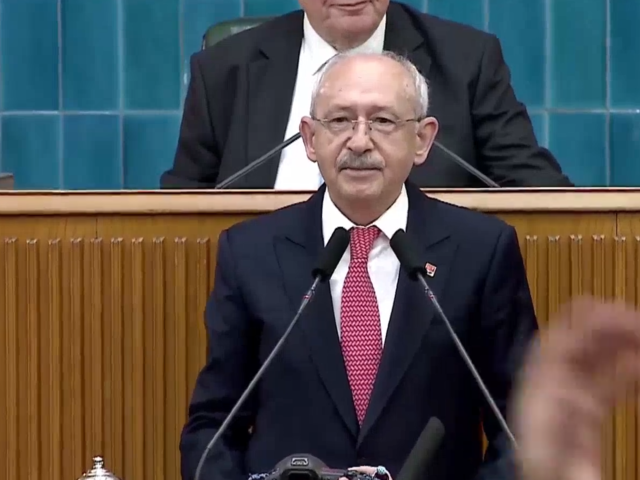 Yıllar sonra k&uuml;rs&uuml;ye &ccedil;ıktı, &uuml;zerine g&uuml;l yaprakları atıldı